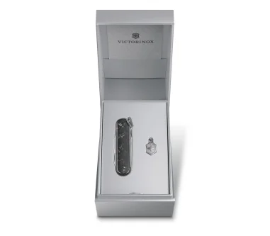 Victorinox Classic SD Brilliant Carbon 0.6221.90