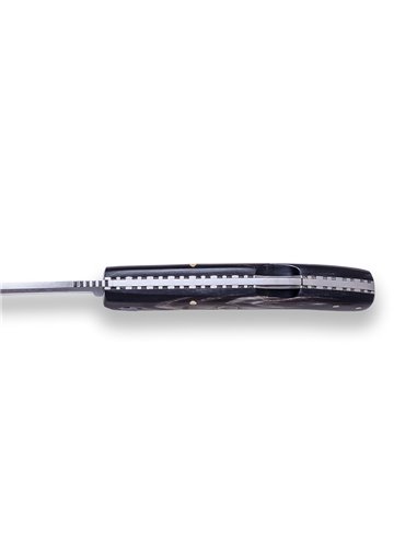 NAVAJA DEPORTIVA JOKER PACHON, CON CACHAS EN ASTA DE BUFALO E INCRUSTACION DE MOSAICO MADREPERLA. HOJA DE 8 CM