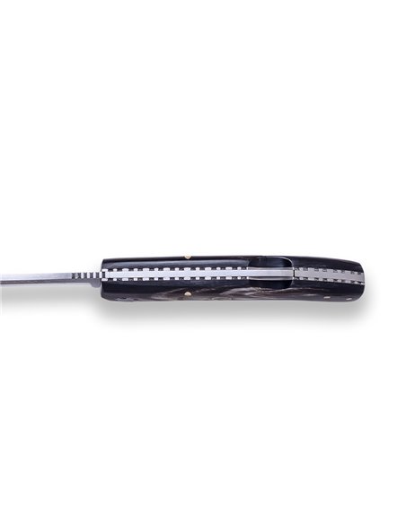 NAVAJA DEPORTIVA JOKER PACHON, CON CACHAS EN ASTA DE BUFALO E INCRUSTACION DE MOSAICO MADREPERLA. HOJA DE 8 CM
