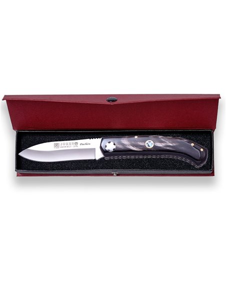 NAVAJA DEPORTIVA JOKER PACHON, CON CACHAS EN ASTA DE BUFALO E INCRUSTACION DE MOSAICO MADREPERLA. HOJA DE 8 CM
