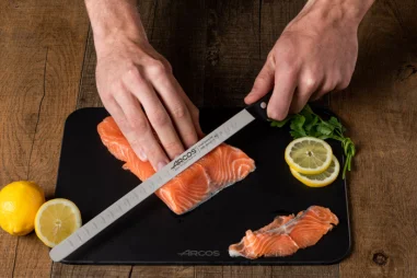 Cuchillo Salmón Arcos Universal 29 cm – Hoja Flexible Alveolada NITRUM®