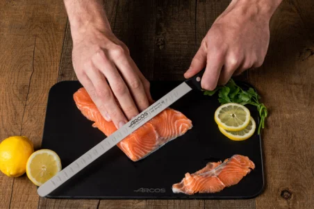Cuchillo Salmón Arcos Universal 29 cm – Hoja Flexible Alveolada NITRUM®